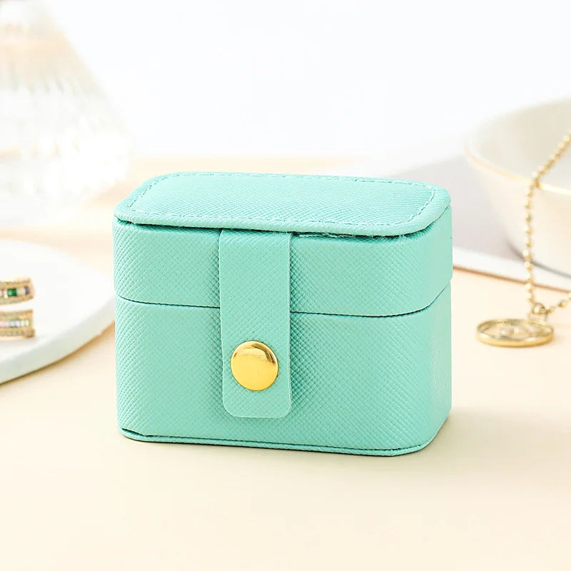 Mini écrin à bijoux de voyage Roamly ouvert